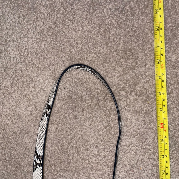 faux snakeskin Guess satchel purse - Picture 6 of 13